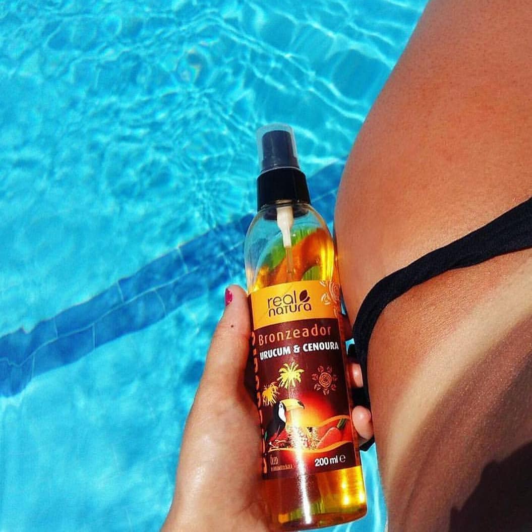 aceite-bronceador-en-la-piscina