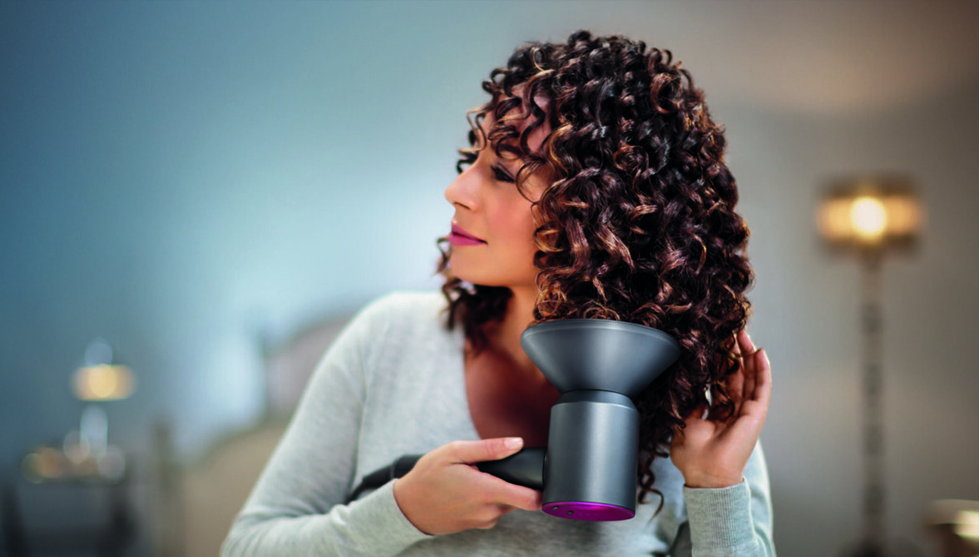 mujer-cabello-rizado-secador