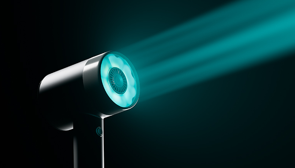 secador-negro-luz-turquesa-fondo-negro