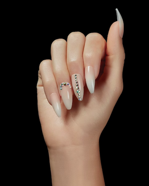 uñas-decoradas-sobre-fondo-negro