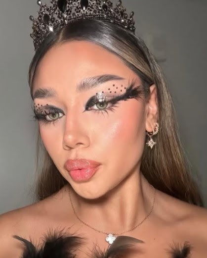 maquillaje-carnaval-ojos-negros-eyeliner-largo