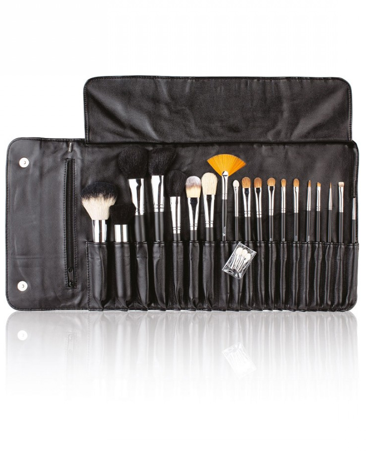 Estuche neceser con 7 brochas de maquillaje.